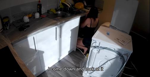 饥渴少妇趁老公上班时在厨房勾引水管工