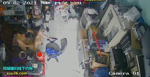 黑客破解网络摄像头监控偷拍电器维修点小夫妻在门店里啪啪老公貌似还拿手机自拍